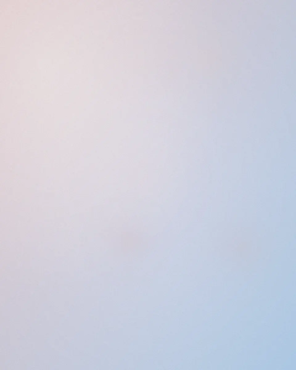 Světlá, klidná atmosféra – měkké světlo a jemné pastelové tóny.